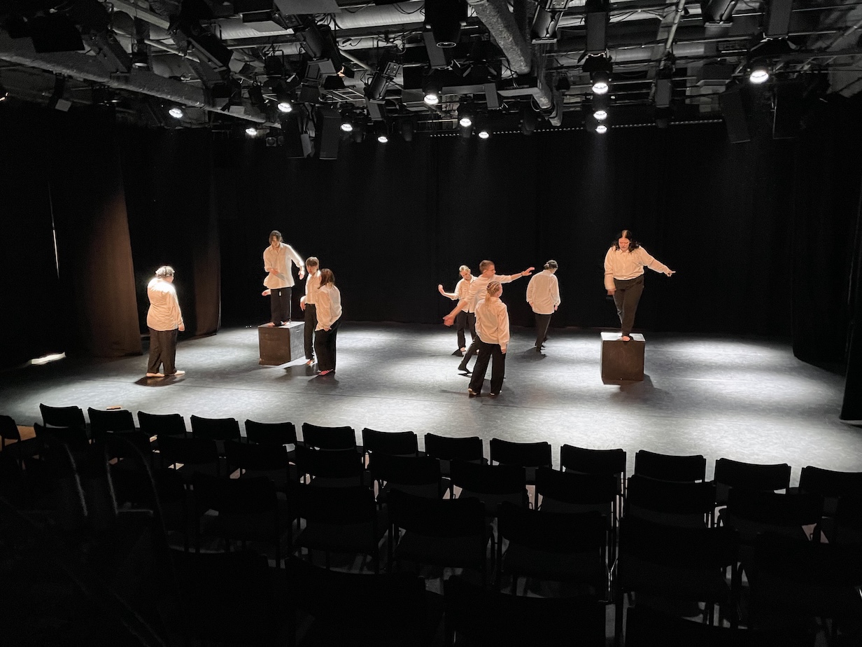 Fyysisen teatterin harjoitus käynnissä.